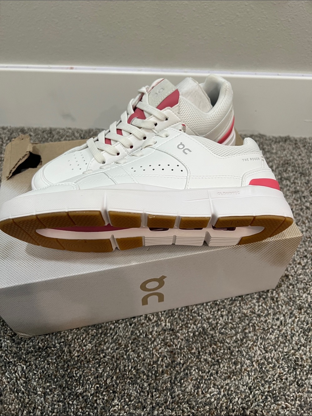 On Running The Roger clubhouse Women's White Pink Low-Top Sneakers
